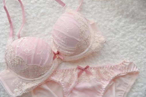 【朗報】デカ乳専門のブラジャーのお店、モデル全員がドスケベすぎる