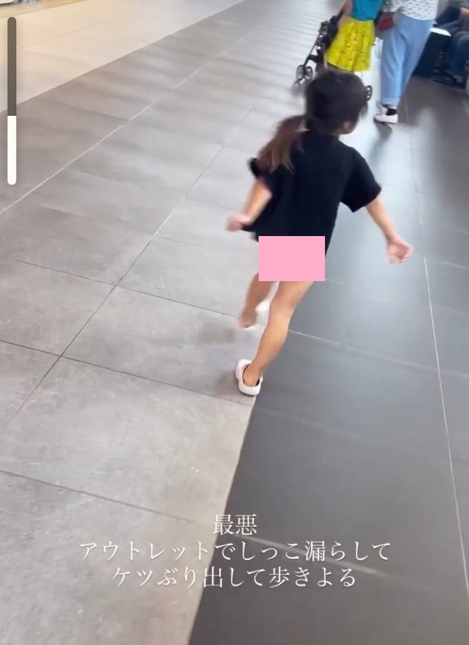 【悲報】娘を下半身すっぽんぽんで歩かせるとんでもない母親が発見される