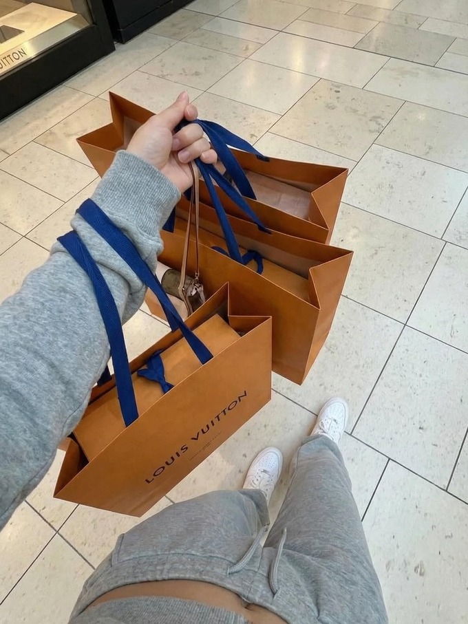 【画像】ヴィトン爆買いセレブの尻ｗｗｗｗｗｗ