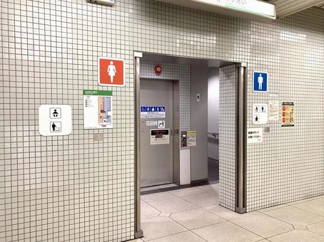 【悲報】Z世代、急にムラムラしてトイレで6歳男児のズボン＆下着を下ろす