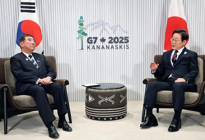 【悲報】韓国大統領、石破に勝つ為にとんでもない靴を履いてしまう