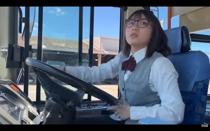 【朗報】19歳の女子バス運転手が爆誕！！めっちゃ可愛いと話題に