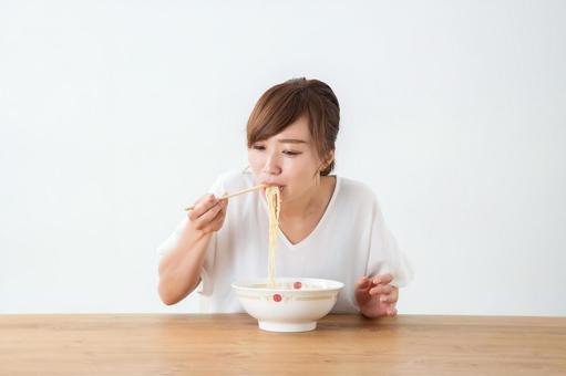 【動画】ラーメン食べる時に一口ごとにいちいちこんなリアクションする女と付き合える？