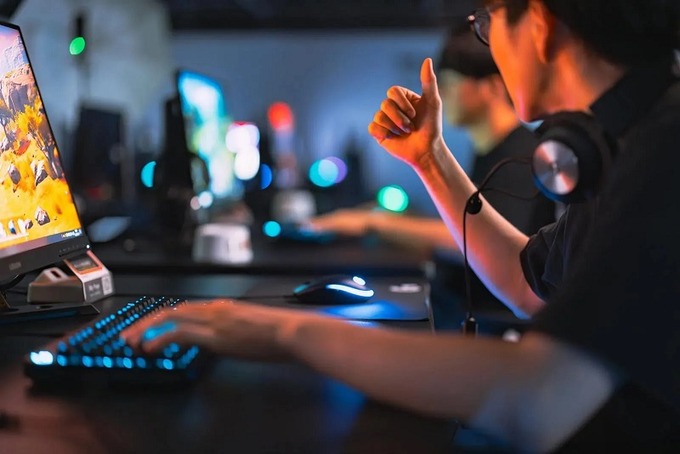 【動画】沖縄のeスポーツ高等学校の入学式、とんでもない新入生が発見される