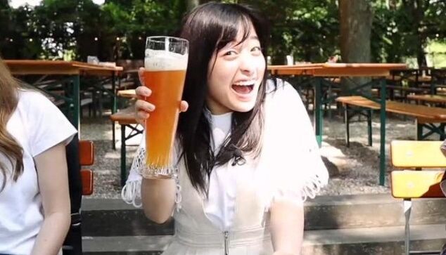 【動画】酒を飲む橋本環奈さん、完全にただのオッサン