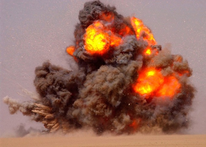 【新作動画】なぜ中国の子供はマンホールに爆竹を投げ入れてしまうのか？