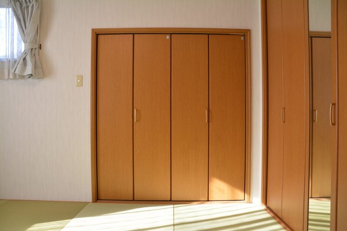 女性社員の自宅のクローゼットから突然上司が出現！！「合鍵を作り侵入し下着を盗みました」