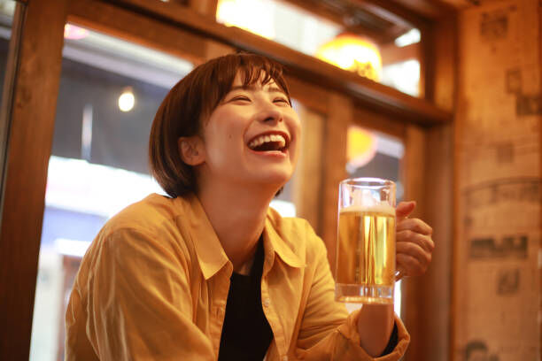 【動画】ドスケベ女子「今から手を使わずにビール飲みまーすw」→結果
