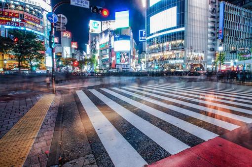 【閲覧注意】渋谷駅でスマホにうんちしたままお尻を出して寝てしまったまんさんが発見される