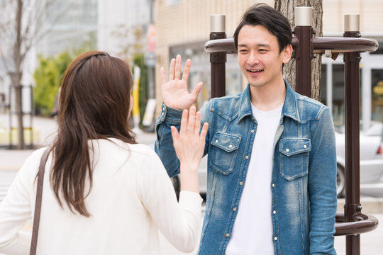 【動画】JCとインスタで会う約束してノコノコやってきたおじさん、JCの家族に囲まれてサーティーワンに連れて行かれる