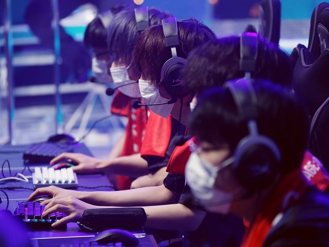 【動画】プロゲーマーのキーボードとマウス捌きがヤバすぎる。これもう立派なスポーツだろ