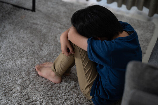 【動画】新たなイジメ動画が投稿される　女子が集団で男子をリンチ