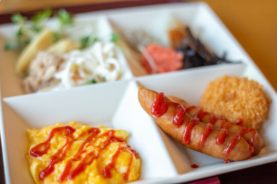 ホテルの朝食バイキング会場の料理をタッパーに詰めていたオッサンが逮捕される