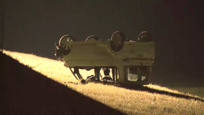 【画像】10代男女5人が乗った軽が川沿いのカーブを曲がりきれず転覆した事故、写真の芸術点が高いと話題に