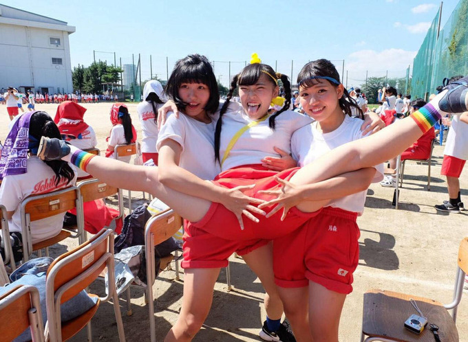 【画像】JKさん、体育祭でV字開脚を披露！！