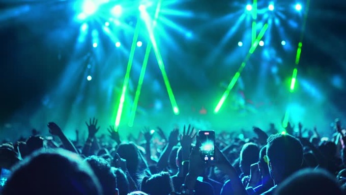 【動画】Snow Manのライブに女が全裸で参戦ｗｗｗｗｗｗ