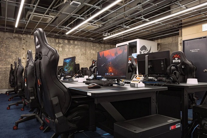 マッマ「あんたが欲しがってたゲーミングチェア買ってきたわよー」彡(^)(^)「！？」