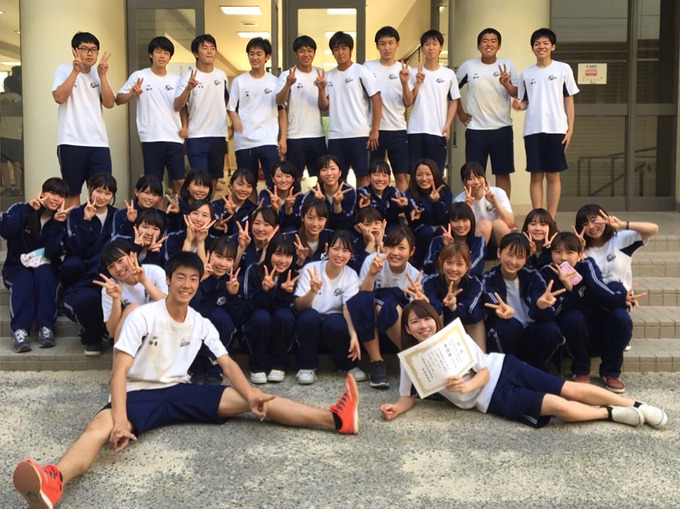 1軍男子「女子たち記念撮影しようぜ！男どもは後ろにでも立っとけw」ﾊﾟｼｬ