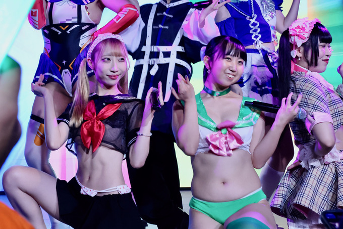 【画像】左のカリカリ女か、右のムチムチ女、どっちが好き？