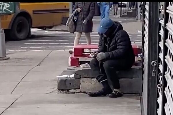 【動画】路上でネズミを生で食べているホームレスが目撃される