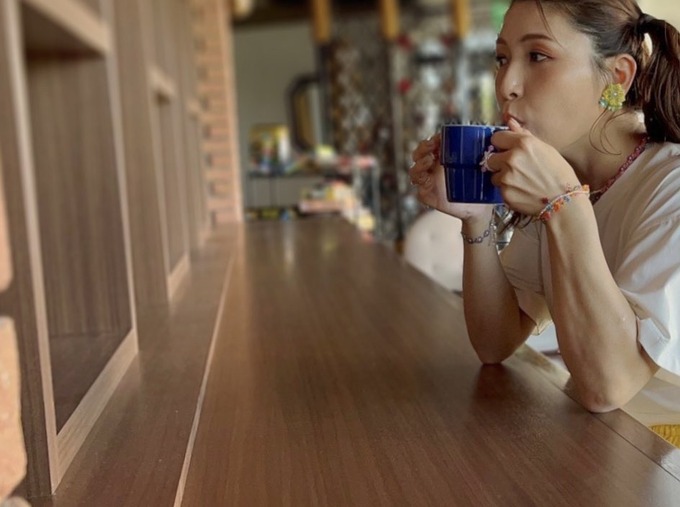【速報】新田恵海さん、コーヒー飲んでるだけの腕がムキムキ