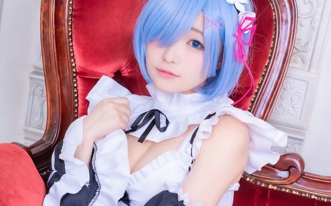 【動画】美女コスプレイヤーさん、衣装がずり下がって輪がこんにちはしてしまう