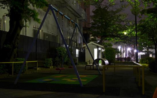 深夜2時にランニングしていたカップル、裸のおっさんに遭遇してしまう