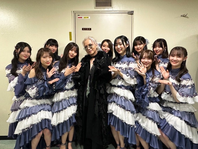 【悲報】HYDE「乃木坂46と写真撮ったwﾊﾟｼｬ」 アイドルが身長に配慮して膝を曲げる