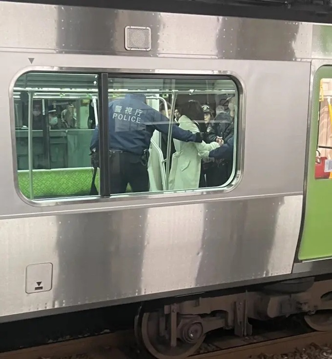 山手線女ジョーカー「私は…人の優しさを知らないんだッッ…！！」