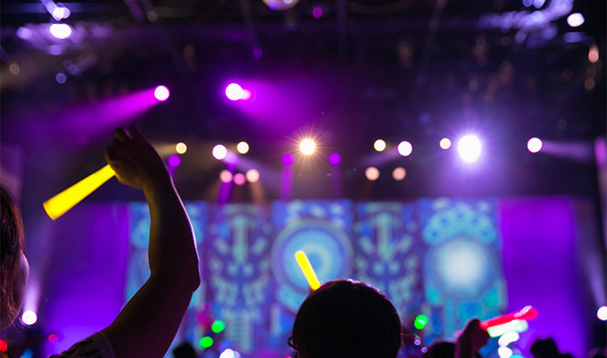 地下アイドルと幼児プレイを楽しむ男性、めちゃくちゃ楽しそう