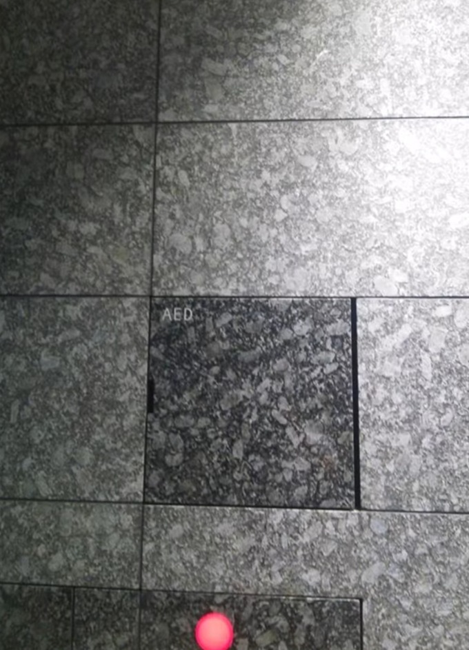 【悲報】隠しアイテムみたいなAEDが見つかってしまう