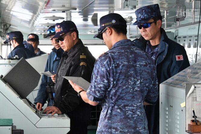 【悲報】海上自衛隊、先輩の肛門に息を吹きかける「人間ウォシュレット」で親睦を深めていた
