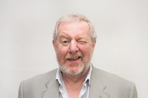 【悲報】女子高生にウインクした男性、通報されてしまう