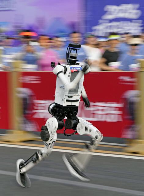 【動画】中国のロボットマラソン大会で最下位になったロボットがめちゃくちゃかわいい