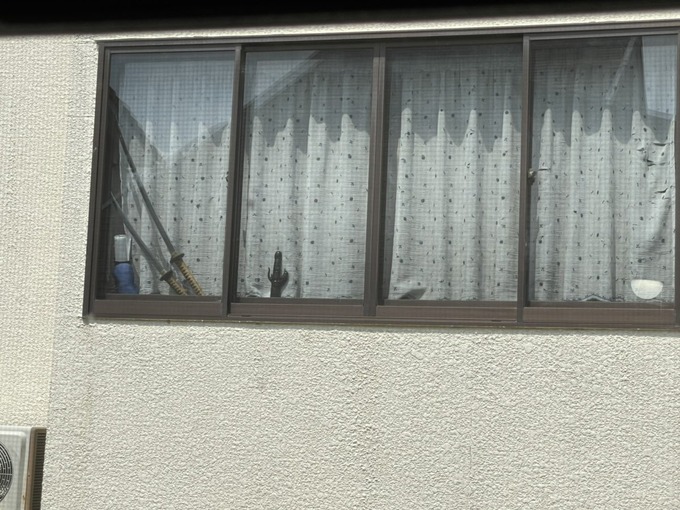 助けてください。隣の家が窓際に日本刀やバ〇ブを置いて威嚇してくるんです