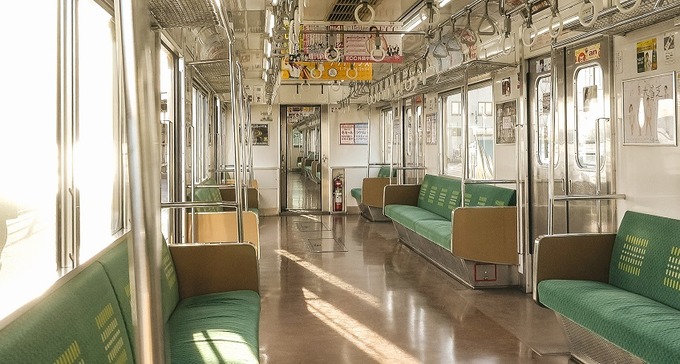 電車で隣に座ってたJKが屁をこいたんだが