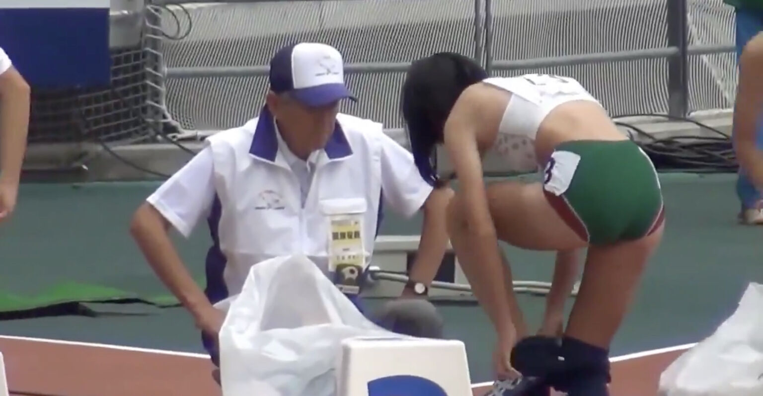 画 像 あ り)水 泳 部 の 女 子 中 学 生.全 生 徒 の 前 で 水 着 姿 を 披 露 し て し... 