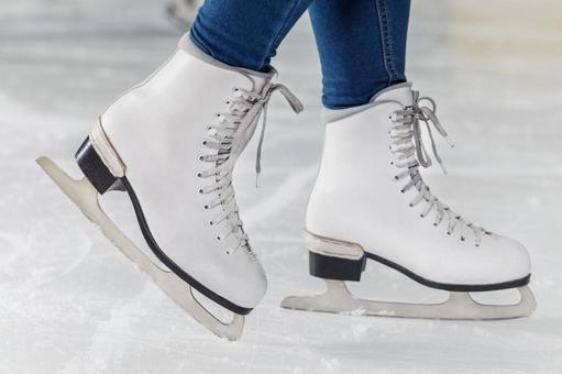 【動画】一流のフィギュアスケート選手、普通の地面でも4回転ジャンプできる