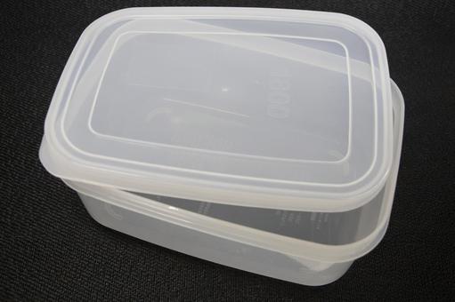 中国人「近所のバスケコートにイケメンが沢山いたから家から弁当箱持ってきて小便器に置いてみた結果wwwww」