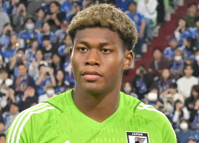 【悲報】サッカー日本代表GK・鈴木彩艶のプレイ、世界中で笑われてしまう