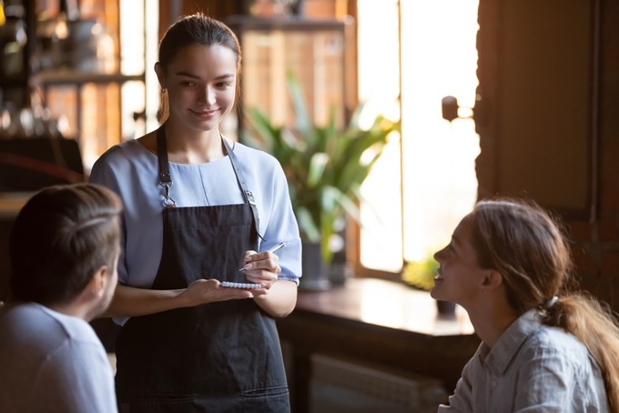 最近気づいたんやが、女って店員に対してタメ口多くね？