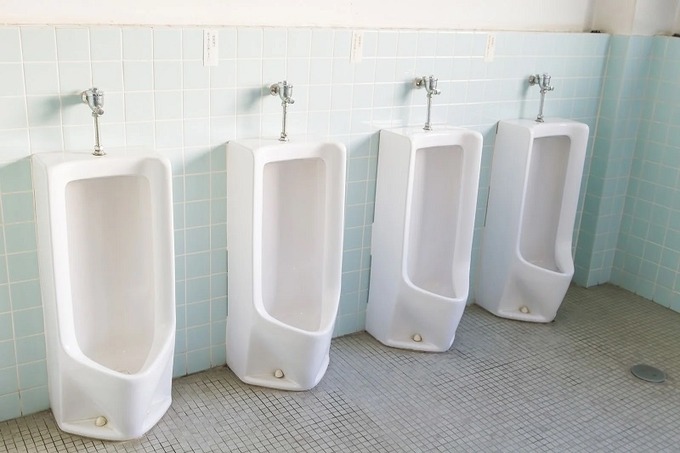 【動画】男子トイレに不法侵入した美女さん、とんでもない行為を始めてしまう