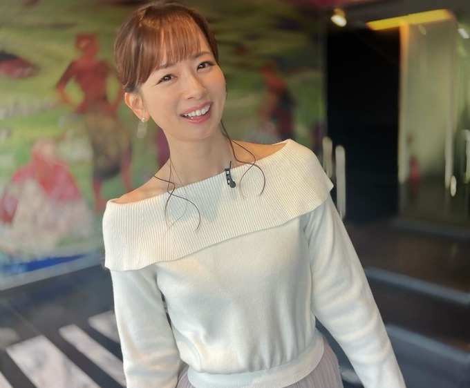 【朗報】皆藤愛子さん(40)、急に胸の谷間を披露してしまう