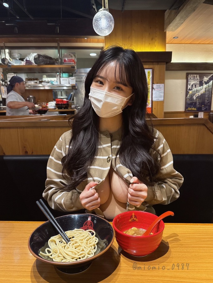 【画像】乳だし女、ついにラーメン屋に出没ｗｗｗｗｗｗ