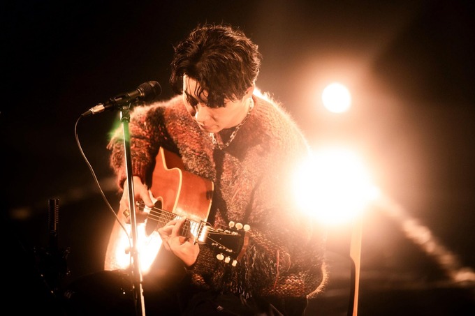 【悲報】紅白で急遽曲目を変更された星野源さん、歌う前に15秒沈黙で無言の抗議
