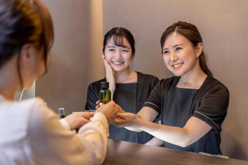 【悲報】女さん、ウンコやゲロを販売してしまう