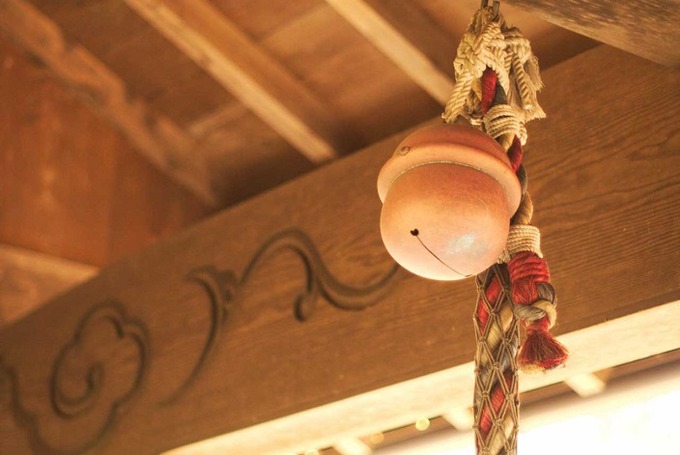 ババア先輩、男性職員のチ○ポに鈴と紐を付けて引っ張るとチリンチリンと鳴る神社仕様にして処分