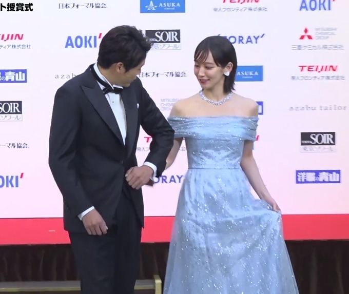 【悲報】元サッカー選手さん、吉岡里帆の乳を肘でツンツンして堪能してしまう