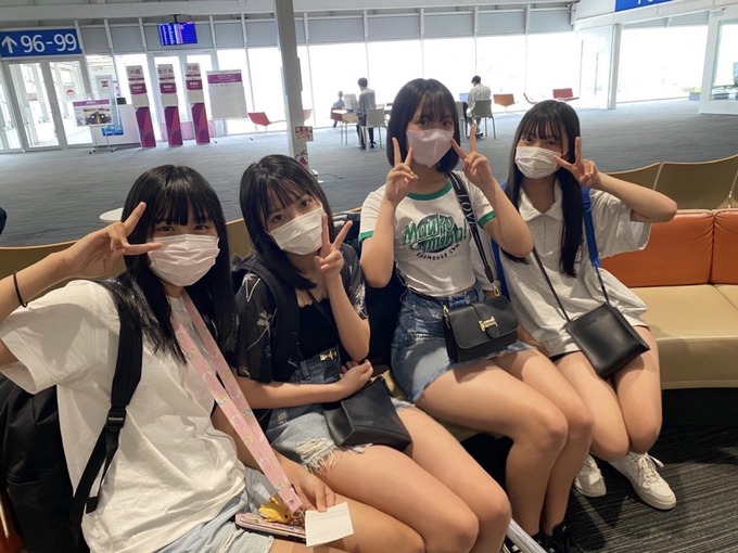 【悲報】JKさん、マスクで顔は隠せても身体は隠せない