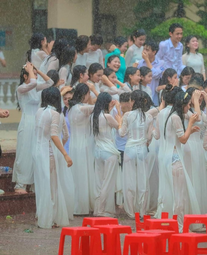 【画像】ベトナムの女学生、大雨で下着がスケスケ